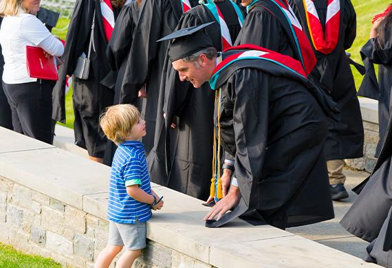 毕业典礼上，吉姆·布罗菲在他儿子林登的欢迎下.