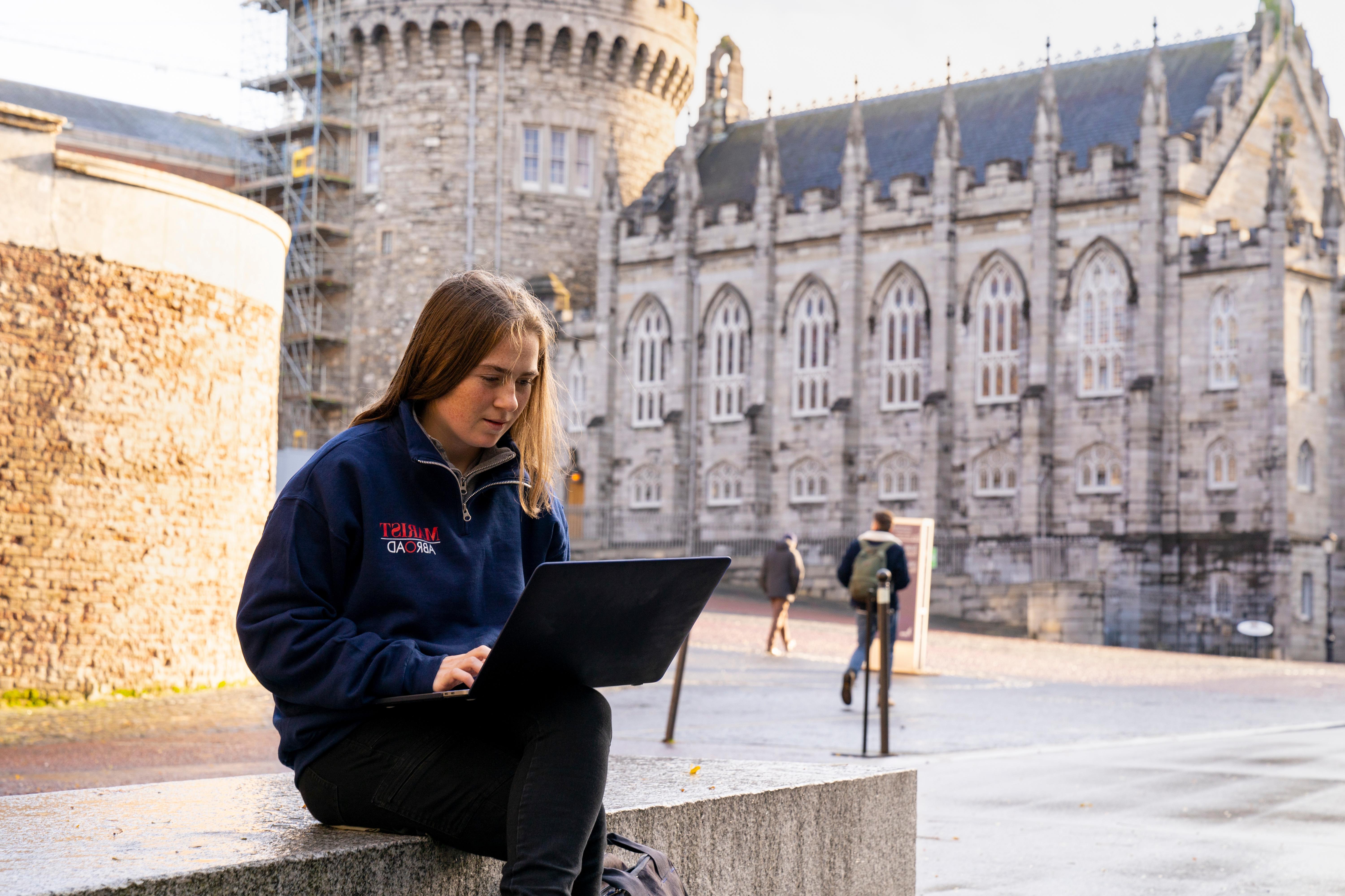 爱尔兰都柏林，一名天主教学生正在用笔记本电脑学习