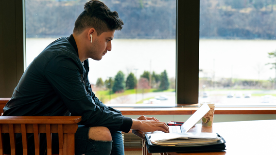 一个学生在图书馆学习的图像.